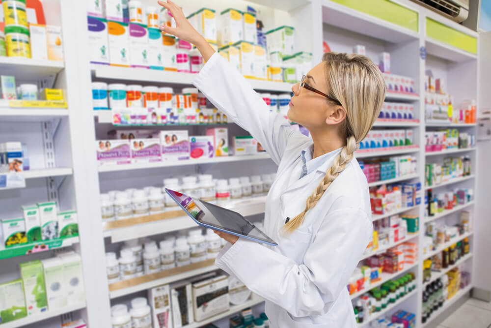 Фармацевт проводит ревизию